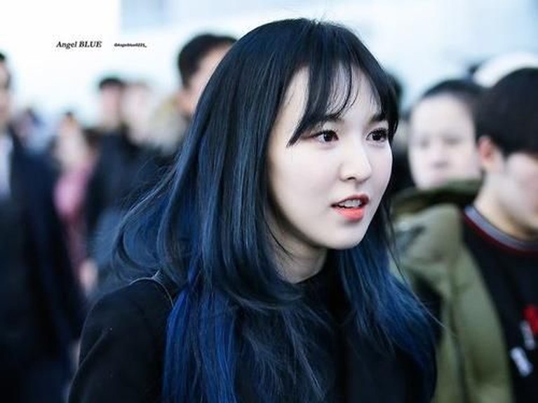 Selain V BTS, 7 Idol Berambut Biru Ini Curi Perhatian Selain V BTS, Sederet idol yang mengecat rambut biru ini dipilih netizen sangat cocok dengan visualnya, siapa saja mereka?
