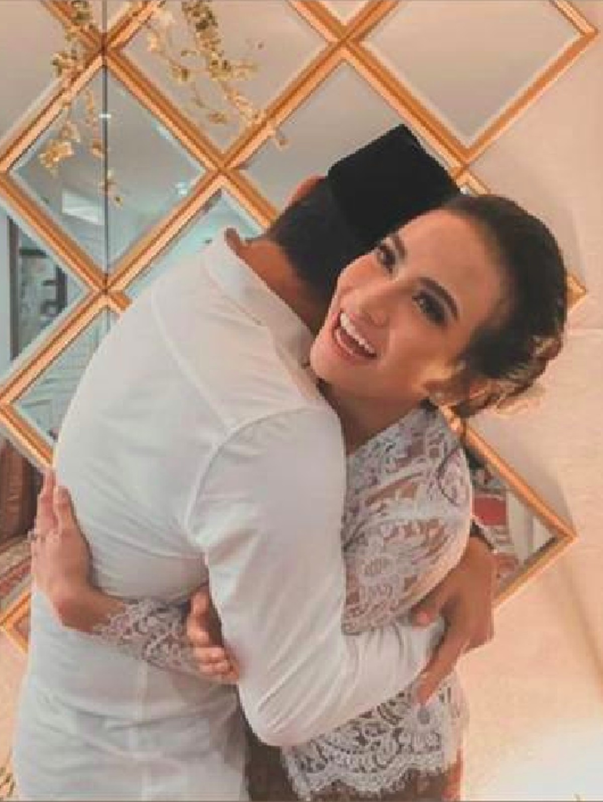 Vanessa Angel akhirnya membongkar identitas suami misteriusnya&period; Pria itu adalah Bibi Ardiansyah&comma; yang tak lain mantan kekasih Vanessa Angel&period; 