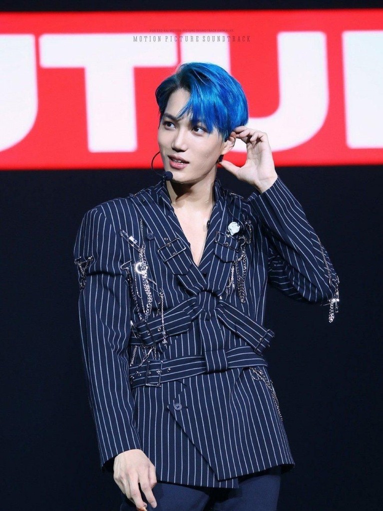 Selain V BTS, Sederet idol yang mengecat rambut biru ini dipilih netizen sangat cocok dengan visualnya, siapa saja mereka?