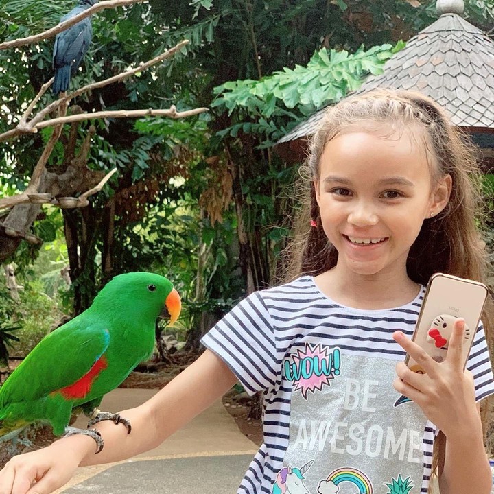 Seperti Melaney, Chloe juga saat ini punya akun YouTube lho. Dalam YouTube-nya itu, ia mengunggah video challenge bersama teman-temannya. (Foto: Instagram @melaney_ricardo)