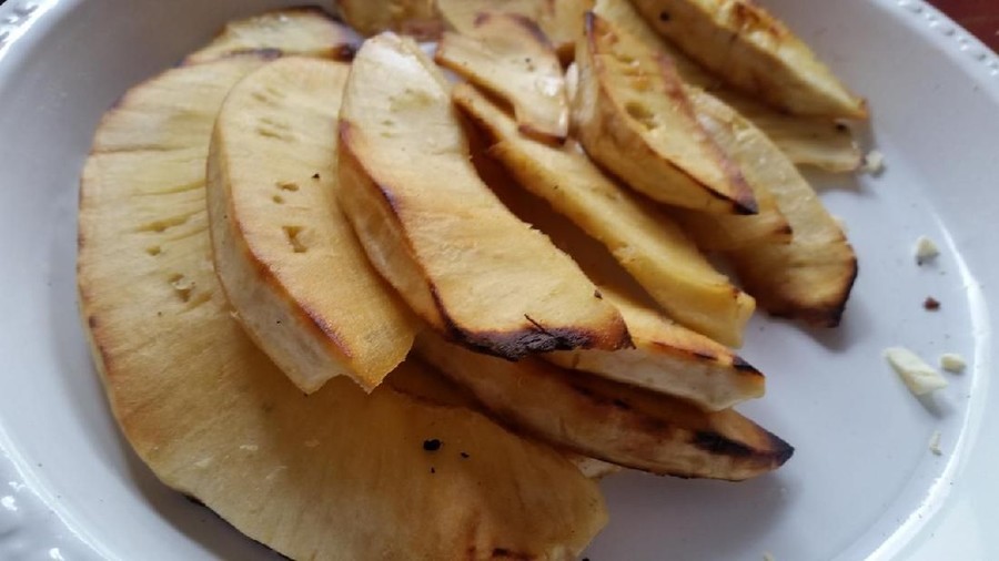 Sukun Fried bread fruit on plate