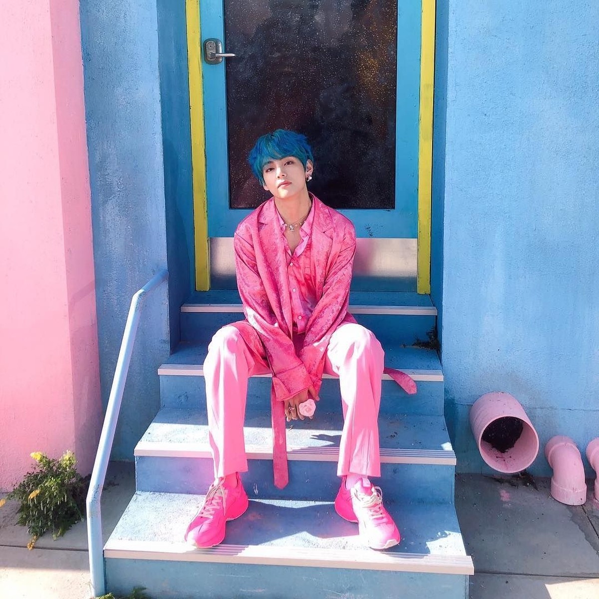 Selain V BTS&comma; Sederet idol yang mengecat rambut biru ini dipilih netizen sangat cocok dengan visualnya&comma; siapa saja mereka&quest;