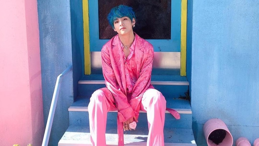 Cerita V BTS tentang sasaeng yang mengikutinya selama dalam perjalanan di dalam pesawat. V BTS menceritakan tentang sasaeng lewat V Live.