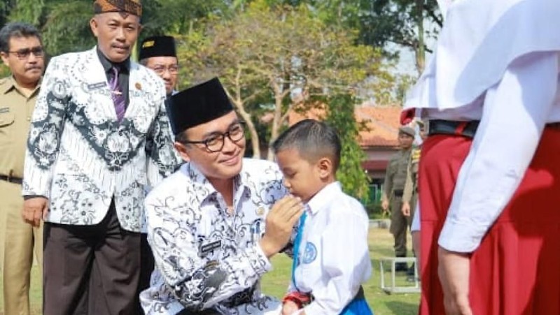 Bupati Pamekasan Badrut Tamam menegaskan model pendidikan masa depan tidak lagi menggunakan prinsip berakit rakit kehulu berenang ketepian.