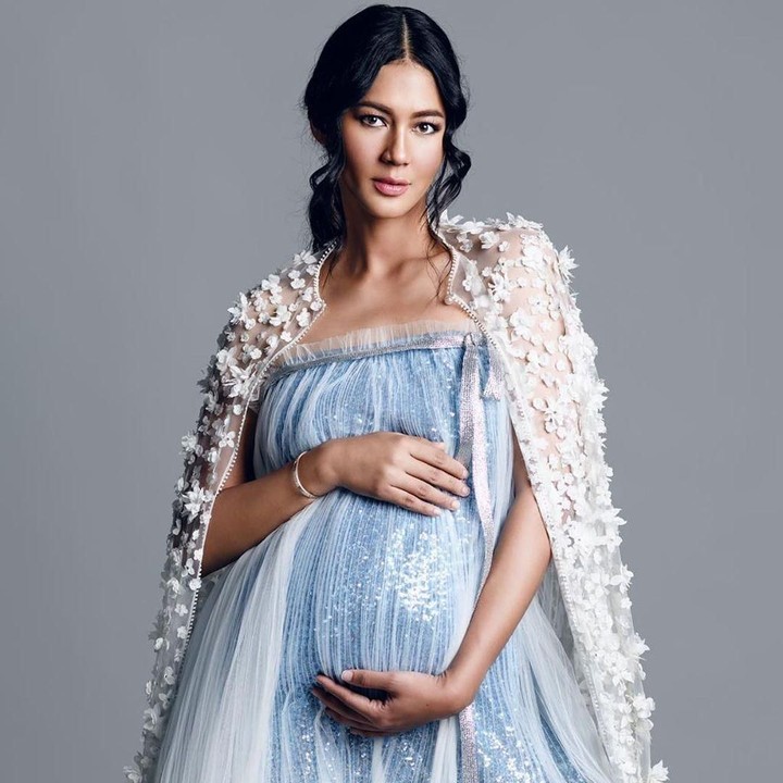 <p>Paula Verhoeven tampak fabolous mengenakan dress bernuansa iced blue rancangan desainer Hiantjen. Flower cape putih menambah kesan elegan pada penampilan Paula yang nampak memegang perutnya. (Foto: Instagram @paula_verhoeven)</p>