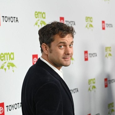 Mesra dengan Lupita Nyong'o, Joshua Jackson Belum Resmi Ceraikan Istri
