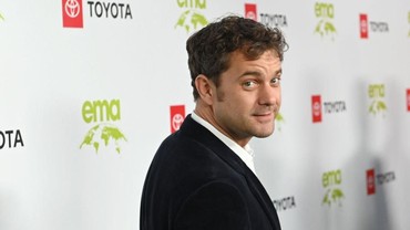 Mesra dengan Lupita Nyong'o, Joshua Jackson Belum Resmi Ceraikan Istri