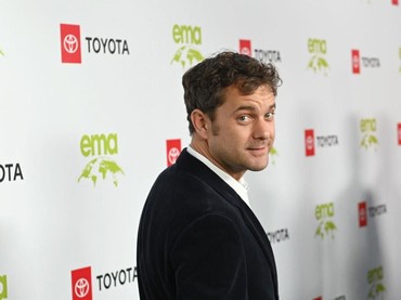 Mesra dengan Lupita Nyong'o, Joshua Jackson Belum Resmi Ceraikan Istri