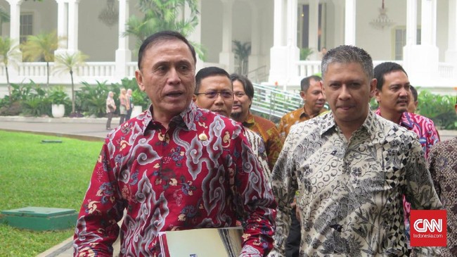 Foto 1200: Ketua Umum PSSI Mochammad Iriawan atau Iwan Bule (kedua kiri), Wakil Ketua Umum PSSI Cucu Sumantri (kiri) dan Iwan Budianto (kedua kanan), serta Sekretaris Jenderal PSSI Ratu Tisha Destria (kanan) menyambangi Kompleks Istana Kepresidenan Jakarta, Senin (16/12).