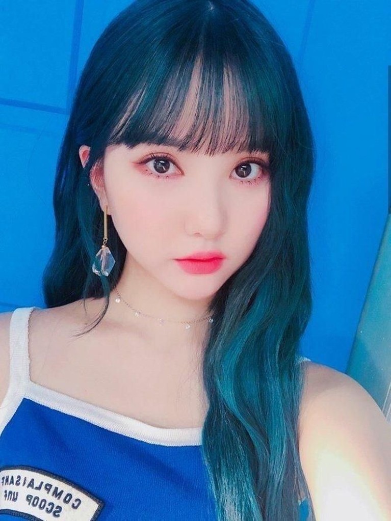 Selain V BTS, 7 Idol Berambut Biru Ini Curi Perhatian Selain V BTS, Sederet idol yang mengecat rambut biru ini dipilih netizen sangat cocok dengan visualnya, siapa saja mereka?