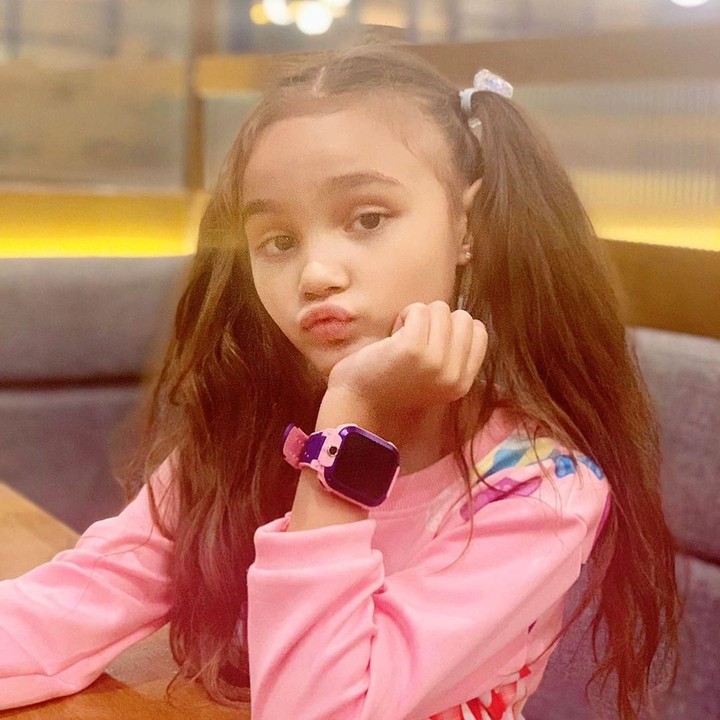 Gaya berbusana Chloe terlihat keren. Misalnya, menggunakan kaos panjang berwarna merah muda. Rambut panjangnya yang dikuncir dua menambah manis penampilannya. (Foto: Instagram @melaney_ricardo)