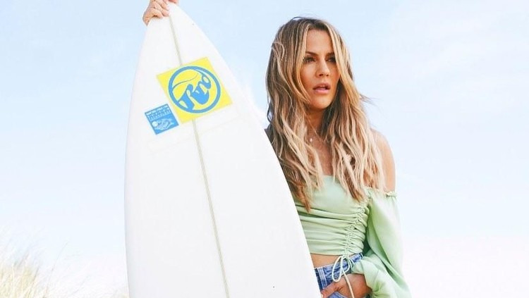 Caroline Flack, pembawa acara program Love Island di Inggris meninggal dunia. Keluarga menyatakan, Flack meninggal karena bunuh diri.