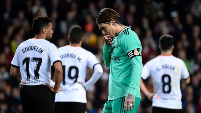 Real Madrid gagal memanfaatkan kesempatan menghuni posisi pertama di liga Spanyol setelah hanya bermain imbang 1-1 dengan Valencia, Senin (16/12) dini hari WIB.