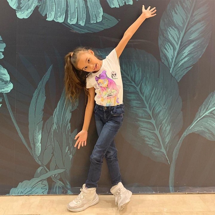 Chloe sekarang sudah pandai berpose ketika foto nih, Bun. Ini juga diakui oleh Melaney Ricardo. "Mommy udah speechles liat gayamu kak!" tulis Melaney dalam keterangan salah satu foto di Instagram-nya. (Foto: Instagram @melaney_ricardo)
