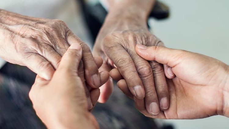 ilustrasi lansia dan anak Close up hands of helping hands elderly home care. Mother and daughter. Mental health and elderly care concept