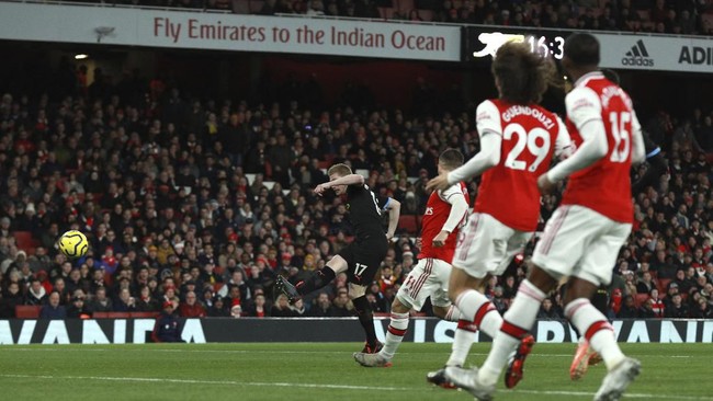 Klasemen Liga Inggris kembali mengalami perubahan setelah beberapa laga berlangsung pada Minggu (15/12) malam, termasuk pertandingan Arsenal vs Manchester City.