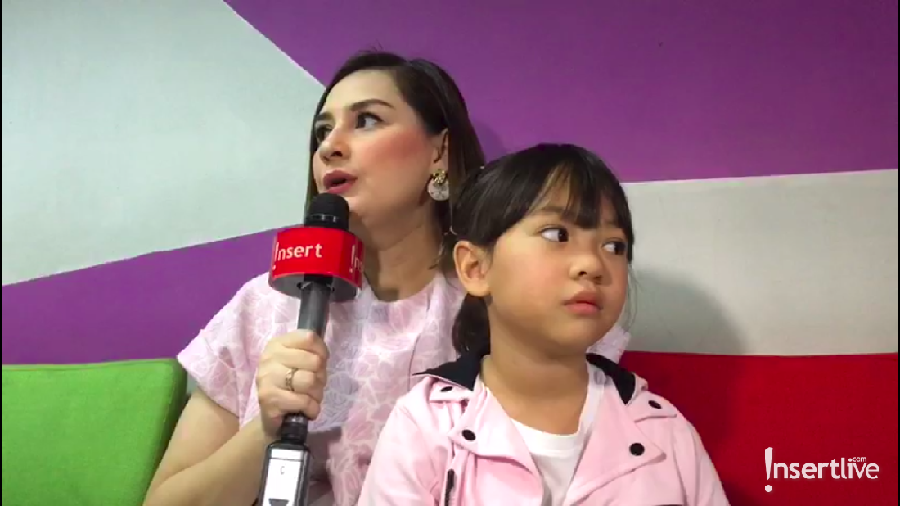Mona Ratuliu cerita soal kesibukan kerja dan cara membagi waktu dengan anak-anak.