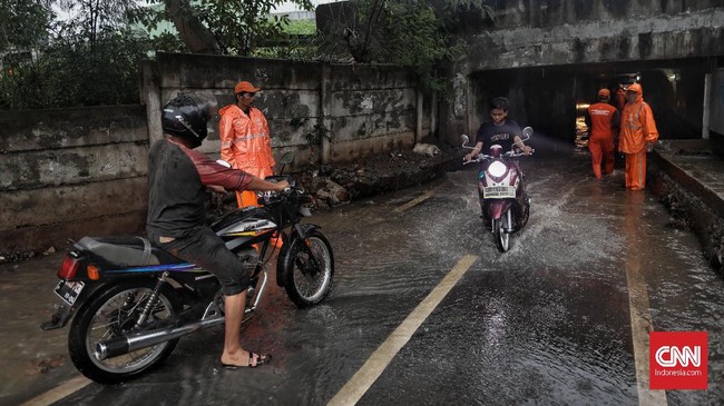Sejumlah wilayah di Jakarta Timur tergenang air akibat hujan deras hari ini. Namun, genangan itu diklaim surut dalam waktu 15 menit.
