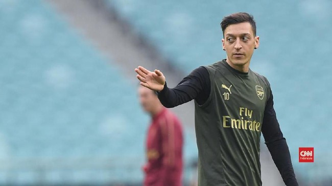 Gelandang Fenerbahce Mesut Ozil membuat riuh Instagram dengan memajang foto Masjid Istqlal dalam unggahan di akun miliknya.
