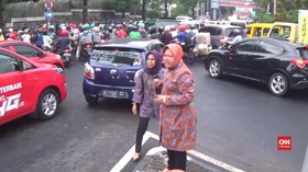 VIDEO: Surabaya Macet Total, Wali Kota Risma Atur Lalu Lintas