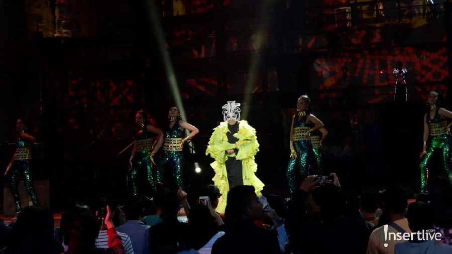 Di tengah konsernya, Melly Goeslaw meminta penonton memanjatkan doa untuk kesembuhan Vidi Aldiano.