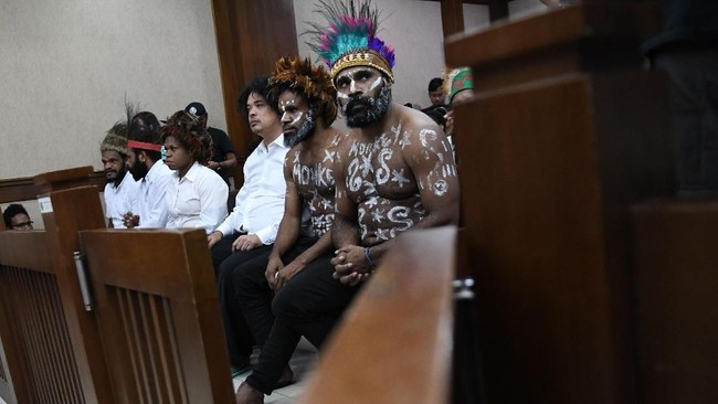 Hakim PN Jakpus menunda jalannya sidang kasus makar karena terdakwa tak mengindahkan imbauan untuk tak menggunakan koteka.