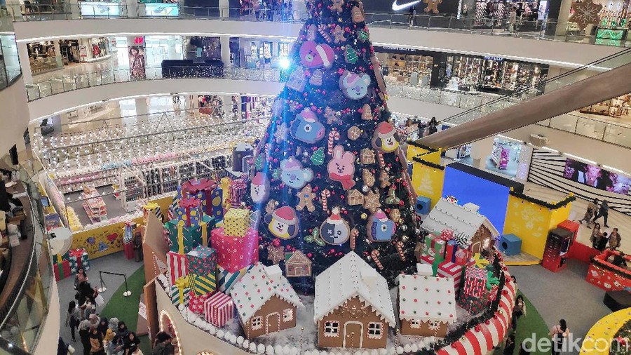 Jelang perayaan Natal sejumlah mal di Ibu kota berhias dengan pernak-pernik pohon Natal. Salah satunya mal di Kawasan Senayan City.