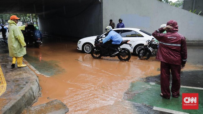 Banjir terpantau di sejumlah titik di Jakarta Selatan, Pusat, dan Utara setelah hujan deras mengguyur ibu kota sejak siang, memicu kemacetan lalu lintas.