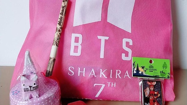Tujuh potret kemeriahan pesta ulang tahun anak Denada, Shakira Aurum, yang bertemakan grup idol asal Korea Selatan, BTS.