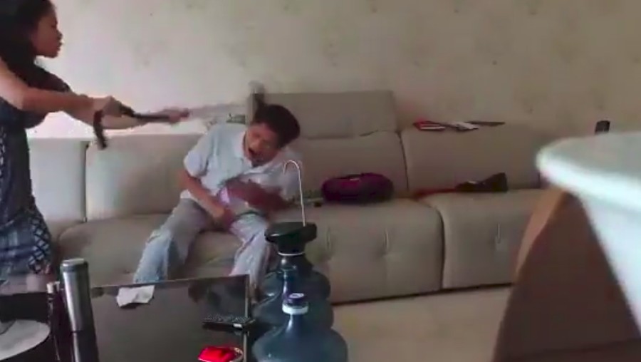 Beredar video yang memperlihatkan sosok istri yang mengalami stress dan memukuli sang suami yang sedang struk. 