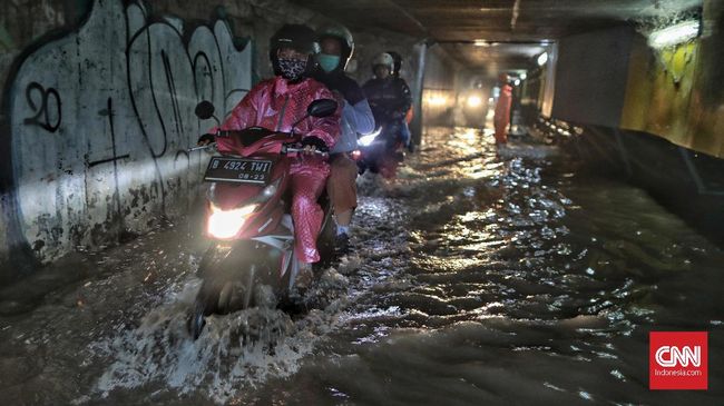 Tips Pilih Jas Hujan Buat Biker Wanita, Trendi Tetap Aman