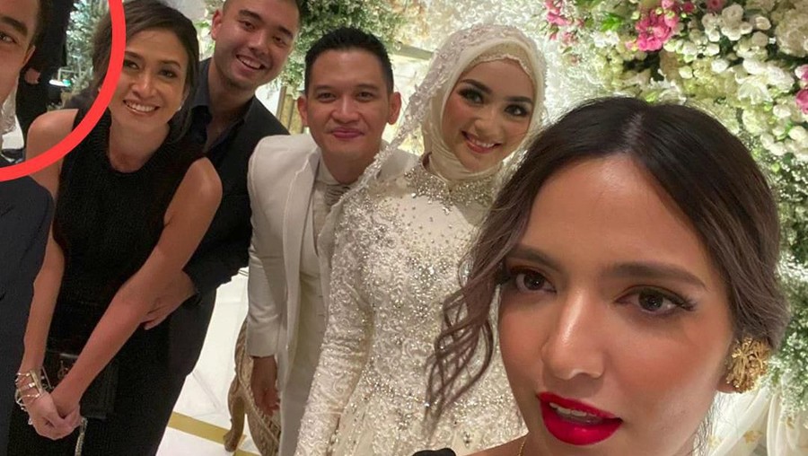 Ardi Bakrie rela fotonya terpotong, yang penting istrinya Nia Ramadhani tetap terlihat cantik.