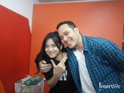 7 Potret Zee JKT48 yang Cemburu bila Ayah, Fadli Akhmad Foto Bareng Fans