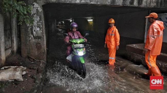 Genangan tercipta karena curah hujan tinggi dengan ketinggian sekitar 5 cm hingga 20 cm.