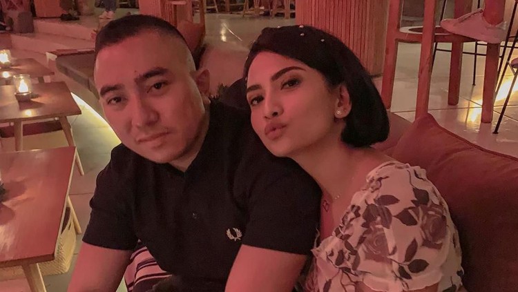 Mantan pacar Vanessa Angel mengunggah ucapan selamat kepada seorang pria yang diduga sebagai suami Vanessa. Benarkah demikian?