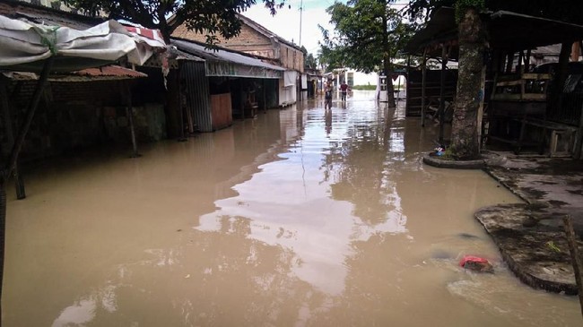 Ratusan rumah di Kota Tebingtinggi dan Kabupaten Serdang Bedagai (Sergai), Sumut terendam banjir. Banjir disebabkan intensitas hujan yang tinggi.