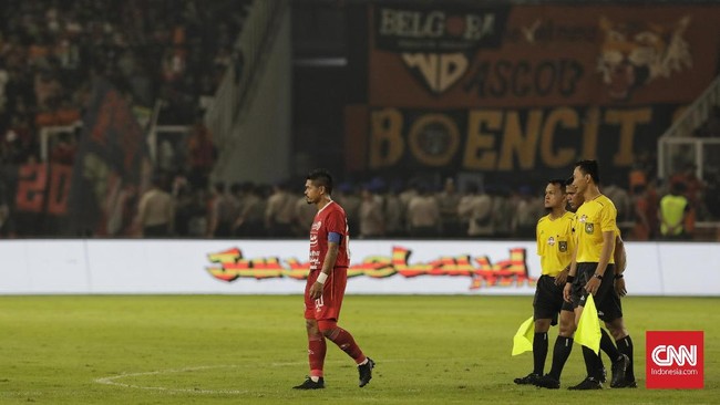 Bepe turun di 15 menit terakhir dan memberikan salam perpisahan kepada Persija dan Jakmania.
