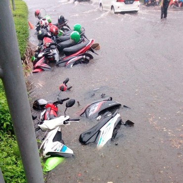 Deretan Video Lucu di Tengah Banjir Awal Tahun 2020