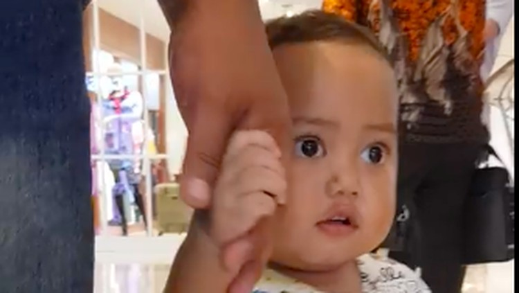 Kondisi bayi Fatur yang hampir lumpuh karena dicium paksa sudah membaik, Bun.