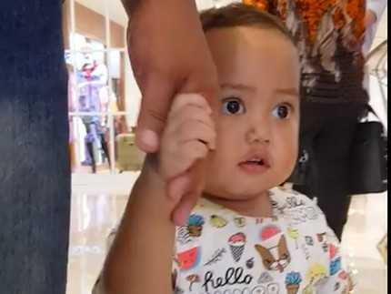 Hampir Lumpuh karena Dicium Paksa, Bayi Fatur Kini Bisa Jalan & Kiss Bye