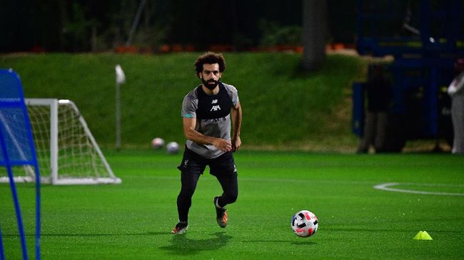 Liverpool's Egyptian midfielder Mohamed Salah takes part in a team training session at Qatar University stadium in the capital Doha on December 16, 2019, ahead of the December 18 FIFA Club World Cup football match against Mexico's Monterrey. (Photo by Giuseppe CACACE / AFP)