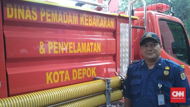Petugas pemadam kebakaran mengevakuasi ular kobra yang permukiman saat musim hujan. Tak cuma bermodal nyali, tapi juga pengetahuan dan kewaspadaan.