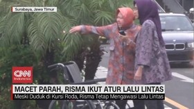 VIDEO: Macet, Wali Kota Surabaya Risma Ikut Atur Lalu Lintas