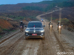 Sedan Mercy Disiksa Lewat Jalan Rusak Lampung, Ini SUV yang Pernah Bawa Jokowi Off Road