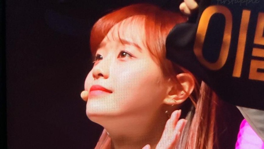 Seorang staf pria menarik rambut Cuu Loona saat syuting program akhir tahun di MBC. 