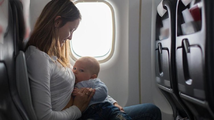 Simak tujuh tips aman dan nyaman menyusui si kecil di pesawat.