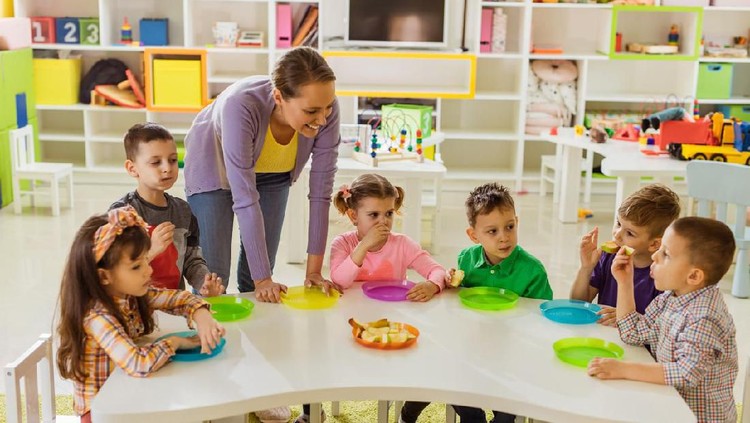 Bunda berencana mendaftarkan si kecil ke TK atau SD? Yuk, cek aturan soal usia masuk TK dan SD menurut aturan baru.