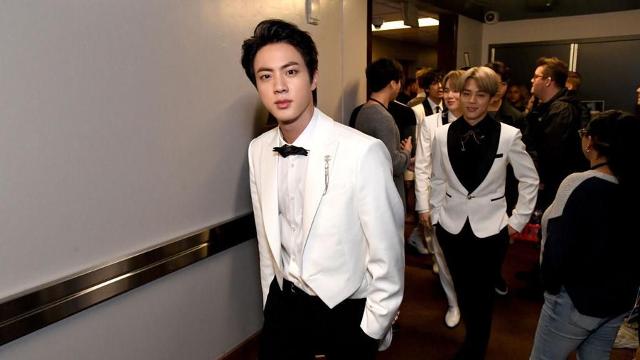 Kejadian lucu menimpa Jin BTS saat tampil di acara KBS Gayo Daekchukje 2019. 