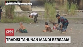 VIDEO: Tradisi Silaturahmi dengan Mandi Bersama