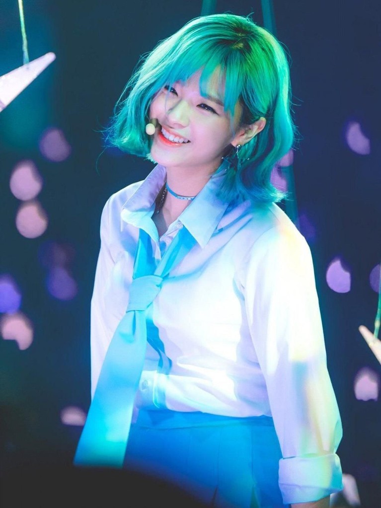 Selain V BTS, Sederet idol yang mengecat rambut biru ini dipilih netizen sangat cocok dengan visualnya, siapa saja mereka?